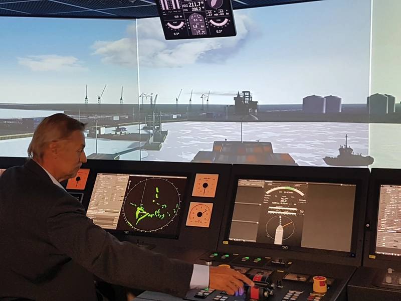 Ossi Wesilä, Leiter des Simulationstrainings, bei Aboa Mare, Übernahme der Yamal LNG-Carrier in den Hafen von Sabetta mit einem ihrer zehn Simulatoren. Das Polarkodex-Training beinhaltet einen dreitägigen Grundkurs und einen zweitägigen Fortgeschrittenenkurs, teilweise je nach der Arbeitsstellung des Offiziers.