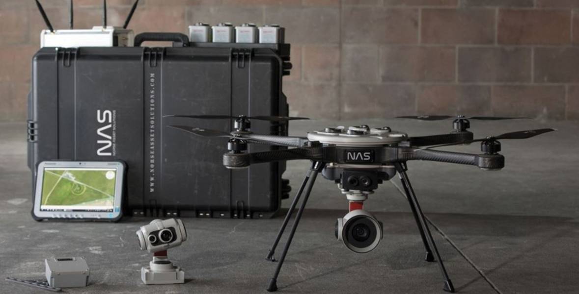 Paquete completo de dispositivo de detección de azufre: un avión no tripulado de inspección de emisiones de NAS fabricado con un avión no tripulado Aeryon Labs R70 modificado; por debajo del R70 original. Imagen: NAS / La Administración Costera Noruega