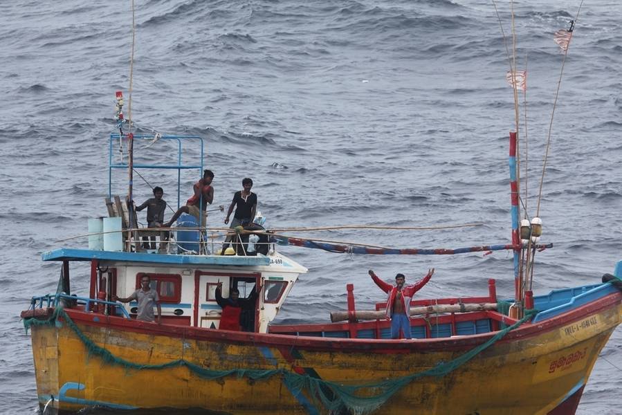 Pescadores encalhados do Sri Lanka sinalizam o destróier de mísseis guiados da classe Arleigh Burke USS Decatur (DDG 73) para assistência. A Decatur é enviada para a área de operações da 7ª Frota dos EUA em apoio à segurança e estabilidade na região do Indo-Pacífico. (Foto da Marinha dos EUA)