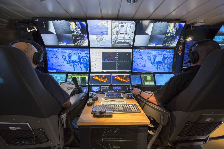 Pilotos de ROV a bordo do RV Petrel. O OPENSEA da Greensea permitiu o uso de cadeiras piloto e co-piloto sincronizadas. (Foto cortesia de Paul G. Allen)