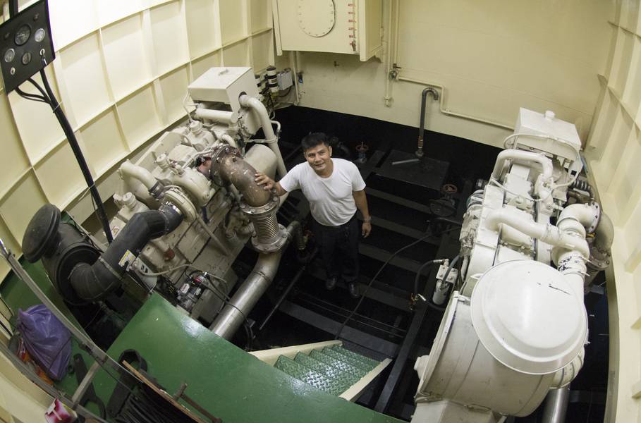 Port Captain Mitr Daiwong stand mit einem der 600 PS starken Cummins KTA19-M Hauptmotoren im Maschinenraum des Hafens. Das NT855 150 kW-Aggregat ist zu seiner Linken. (Foto: Haig-Brown / Cummins Marine)