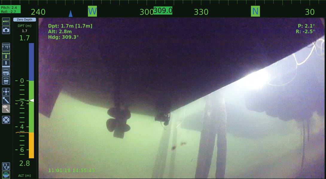 Putzroboter auf einem kleinen Schiff an der Pierseite, wie von einem anderen Putzfahrzeug abgebildet. Foto mit freundlicher Genehmigung von Greensea Systems