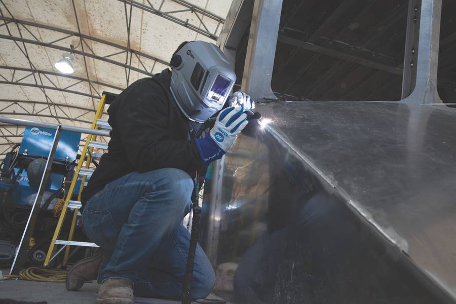 Qualität und Kundenbedürfnisse sind die treibenden Kräfte für Metal Shark. Selbst bei Jobs mit hohen Bearbeitungszeiten wird das Unternehmen nicht auf Qualität oder Kundenzufriedenheit verzichten. Die WIG-Schweißgeräte der Dynasty 400-Serie von Miller Electric Mfg. Co. ermöglichen dem Unternehmen, dickere Materialien ohne Vorwärmung zu verschweißen - das spart Zeit und verbessert die Produktivität.