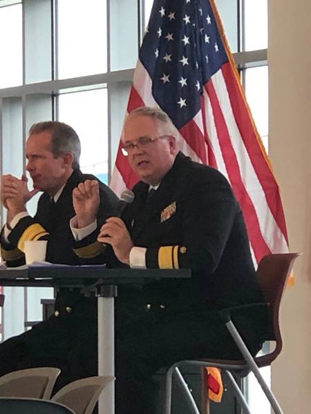 RADM Michael Alfultis, Presidente, SUNY Maritime College (Derecha). Foto: Greg Trauthwein