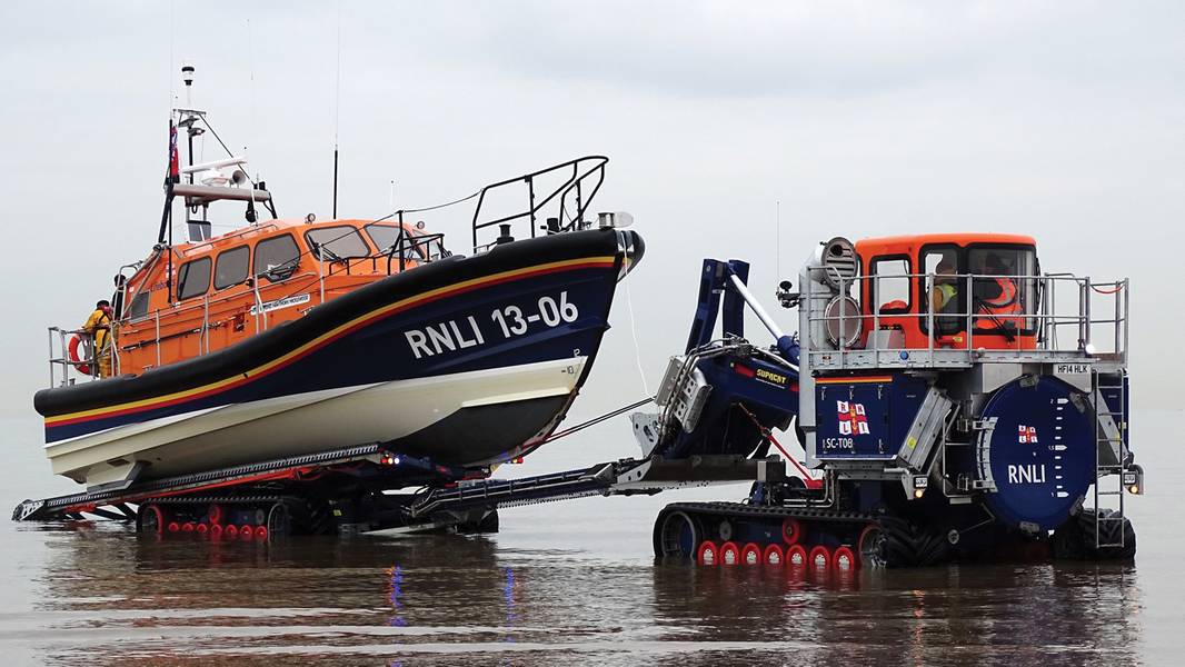 El RNLI también ha introducido un nuevo tractor de lanzamiento y recuperación, diseñado en conjunto con el especialista en vehículos de alta movilidad Supacat Ltd, específicamente para su uso con Shannon. Actúa como una grada móvil. En la foto está el bote salvavidas de clase Shannon de Hoylake, Reino Unido, que se está recuperando del mar. (Foto: RNLI / Dave James)