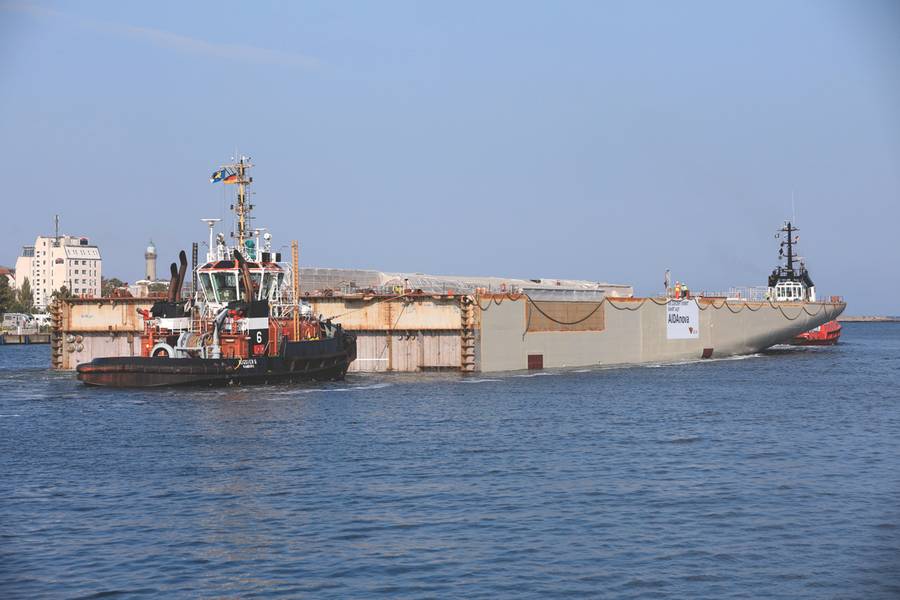 RostockからMeyer Werft Papenburgへ向かう最初の浮動エンジンルームユニット（FERU）。 （写真提供：©Pospiech）