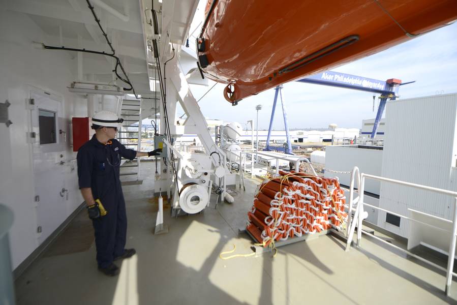 Lt. jg Ryan Thomas, ein Marineinspektor am Coast Guard Sector in Delaware Bay, bespricht die Rolle und Verfahren der Küstenwache in lebensrettenden Geräten an Bord der Daniel K. Inouye im Bau in Philadelphia Shipyards. (Küstenwache Foto von Seth Johnson)