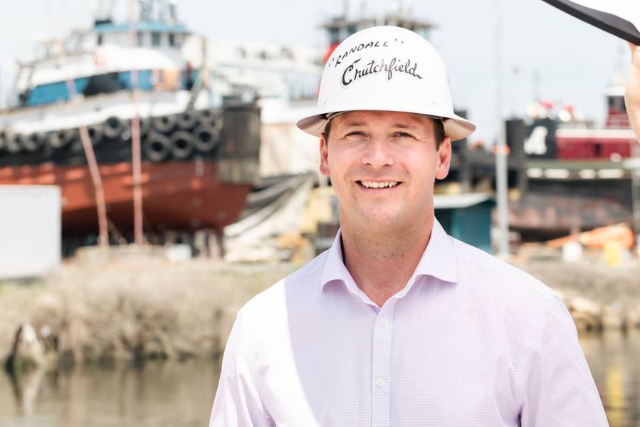 Sempre fizemos usinagem; se você está transportando barcos de trabalho, rebocadores, barcos de pesca, etc., eles precisam de reparos em eixos, mancais, lemes; tudo faz parte de ser uma instalação de reparo naval com serviço completo. Nos esforçamos e perguntamos: 'E os navios que não vêm para a Colonna's, navios que podem precisar de alguma ajuda na usinagem?' Então, começamos a desenvolver todos os processos para oferecer um serviço completo, reparos em eixos e lemes para navios maiores. Onde isso nos levou foi a um pedido e 