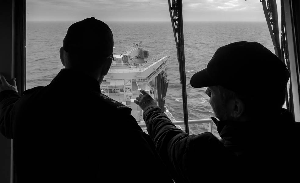 Spencer Fraiser (derecha), el CEO de NRU Asterix, y el comodoro Craig Skjerpen (izquierda), comandante de Canadian Fleet Atlantic, en el puente del NRU Asterix frente a la costa de Halifax, Nova Scotia el 12 de enero de 2018. (Foto: John Iglesias / Servicios de formación de imágenes)