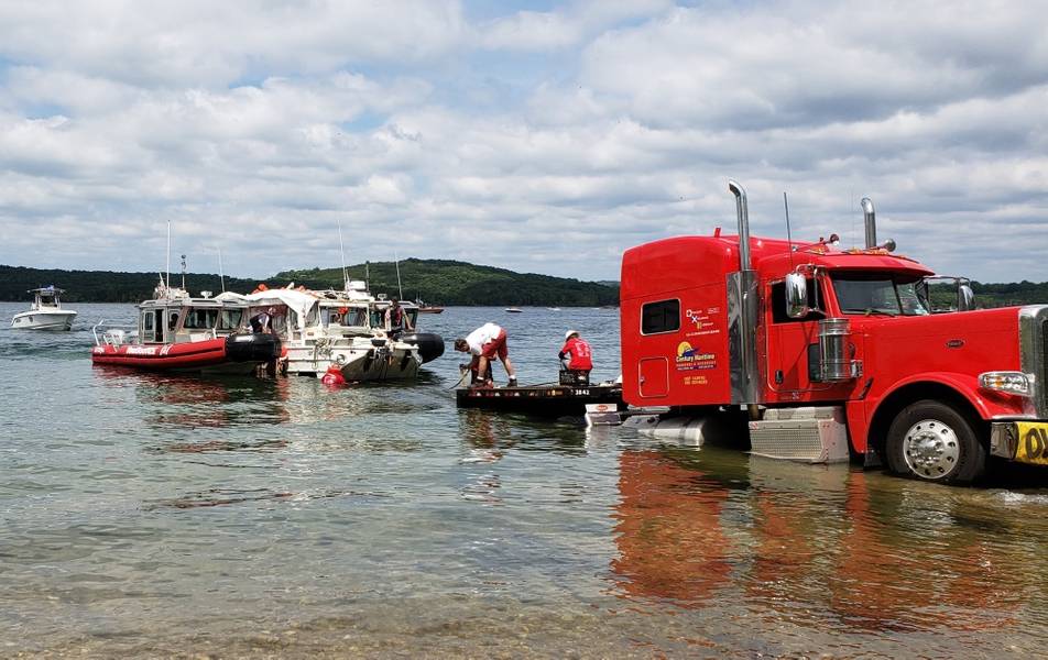 Stretch Duck 7 se carga en un remolque plano para ser transportado a una instalación segura después de ser levantado de Table Rock Lake en Branson, Missouri, el 23 de julio de 2018. La Junta Nacional de Seguridad del Transporte tomará la custodia del buque mientras continúan las investigaciones. (Foto de la Guardia Costera de los Estados Unidos por Lora Ratliff)