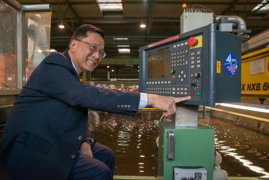 Tan Sri Lim Kok Thay presiona el botón para comenzar el primer corte de acero (Foto: MV Werften)
