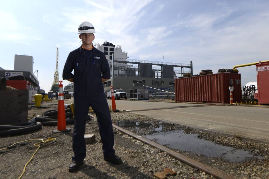 Tenente Ryan Thomas, inspetor marítimo do setor da Guarda Costeira Delaware Bay, em frente ao Daniel K. Inouye, um navio porta-contêineres de 850 pés sendo construído nos estaleiros da Filadélfia. (Foto da guarda costeira por Seth Johnson)