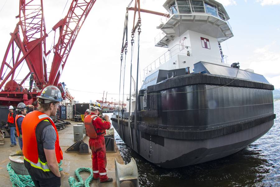 The Island Raider tem seu primeiro gosto de água salgada, enquanto muitos daqueles que a construíram olham. (Foto: Haig-Brown / Cummins)