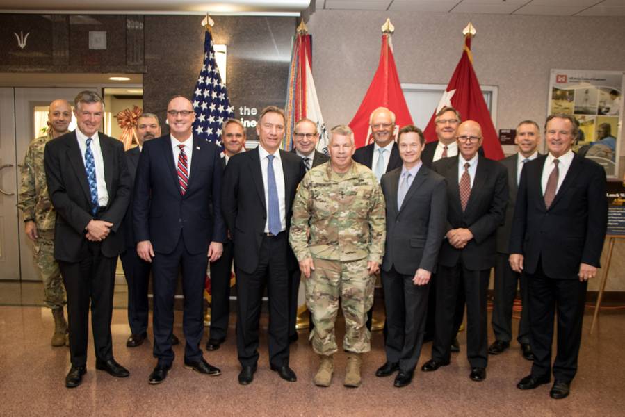 US-amerikanische Hopper-Dredge-Unternehmen besuchen Washington, DC, um an einem Roundtable von CEOs / Owners mit General Semonite und Mitarbeitern des US Army Corps of Engineers Headquarters teilzunehmen. (LR, Generalmajor Scott Spellmon, Richard Weeks (Eigentümer, Weeks Marine), Frank Belesimo (EVP, Cashman Dredging), William P. Doyle (CEO, DCA), Harry Stewart (EVP, Dutra Group), Lasse Petterson ( CEO, Great Lakes Dredge & Dock), Mark Sickles (leitender Direktor von Weeks Marine), General Todd Semonite, Dan Hussin (Vizepräsident, Manson Construction), Fred Paup (Vorsitzender)