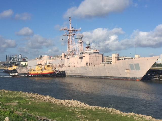 A USS Doyle (FFG-39) concluiu sua última viagem da Filadélfia a Nova Orleans, onde agora será desmontada e reciclada. (Foto: EMR)