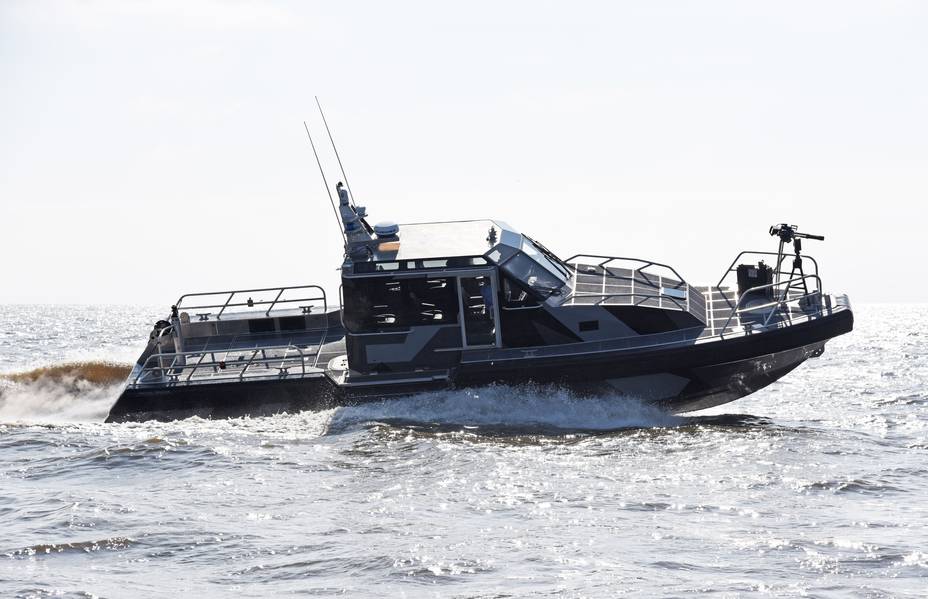Uma embarcação de patrulha Metal Shark 45 Defiant, semelhante às embarcações que estão sendo construídas para a Marinha do Peru nas instalações de produção de Metal Shark em Jeanerette, Louisiana, EUA.