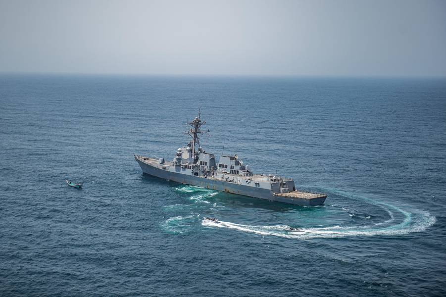 Uma equipe de visita, conselho, busca e apreensão do USS Jason Dunham (DDG 109) se aproxima de um esquife durante operações de segurança marítima. (Foto da Marinha dos EUA por Jonathan Clay)