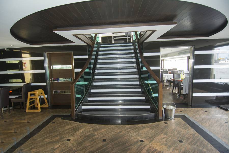 Uma grande escadaria conecta os decks de passageiros superiores e inferiores. (Crédito da foto: Haig-Brown / Cummins Marine)