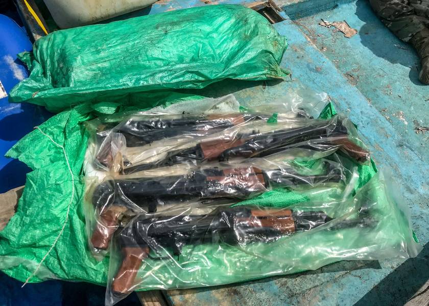 Una bolsa de fusiles automáticos AK-47 capturados de un bote por el destructor de misiles guiados USS Jason Dunham (DDG 109) visita, junta, búsqueda e incautación mientras realiza operaciones de seguridad marítima. (Foto de la Marina de los Estados Unidos)