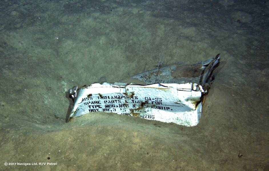 Una imagen tomada desde un ROV muestra una caja de piezas de repuesto del USS Indianapolis en el suelo del Océano Pacífico en más de 16,000 pies de agua. (Foto cortesía de Paul G. Allen)