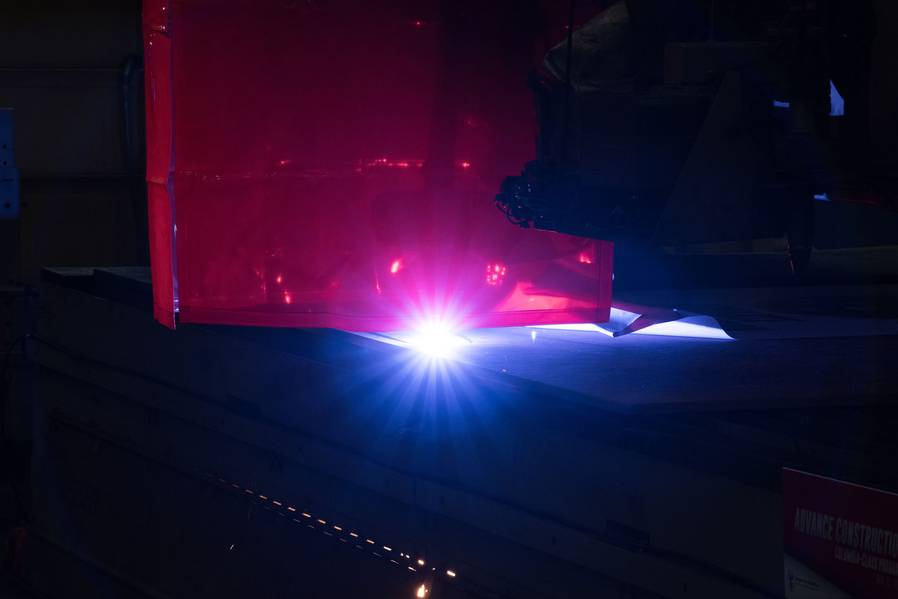 Una máquina de combustión de plasma corta la primera placa de acero que se usará para construir el misil balístico submarino Columbia (SSBN 826). Foto por Matt Hildreth / HII