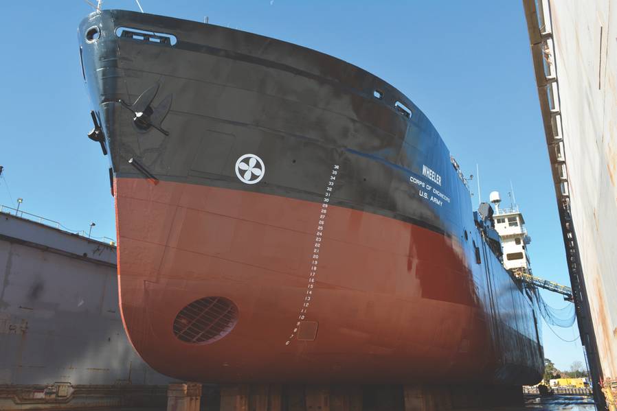 WMA的Dredge Wheeler工作范围包括料斗和料斗门钢更新，两个新的液压驱动堰和一个新的应急发电机。机械师人员协助重建船只的船首推进器，更换船舶的一个尾轴并检修船只的CPP系统。管工人员努力在整个船舶上更新管道。电气人员有许多任务，包括在船舶的大型海水冷却泵上安装VFD。 （照片：WMA）