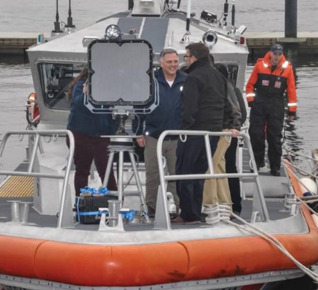 O Sr. William Bryan, Subsecretário de Ciência e Tecnologia do Departamento de Segurança Interna, recebe uma demonstração pessoal do Sistema Tático Acústico e Laser Light (HALLTS) da Guarda Costeira instalado em um barco da Guarda Costeira, quinta-feira, 15 de fevereiro de 2018, em o rio Tâmisa, New London, Connecticut. Bryan visitou o Centro de Pesquisa e Desenvolvimento para observar os HALLTS como parte de uma demonstração tecnológica mais ampla. (Foto cedida pelo Centro de Pesquisa e Desenvolvimento da Guarda Costeira dos EUA)