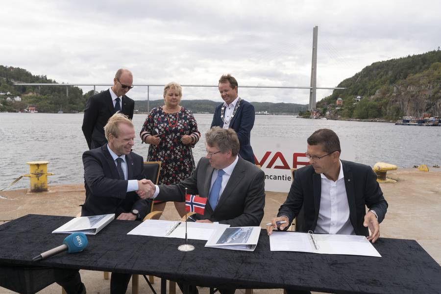 YARAはVARDと契約してYara Birkelandを建設する。 LR：YARAの社長兼CEO、Svein Tore Holsether、 VARDのCOO、Magne O. Bakke;ゲルス・ハロ（KONGSBERG）社長兼CEO（写真：KONGSBERG）