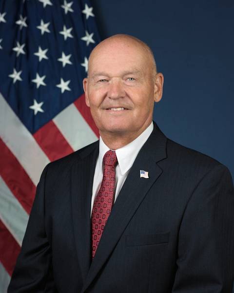 El administrador marítimo de los EE. UU. Mark H. Buzby