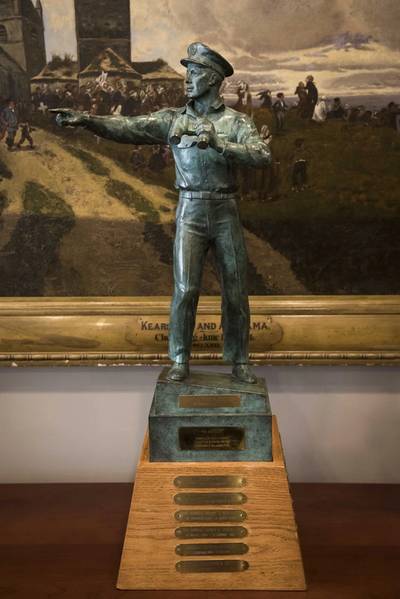 El almirante Phil Davidson, comandante del Comando del Indo-Pacífico de EE. UU., Derecha, y el almirante Kurt W. Tidd, comandante del Comando Sur de los EE. UU., Posan con el Premio Old Salt durante una ceremonia en el Pentágono. Davidson recibió el premio Old Salt, que está patrocinado por la Asociación de la Armada de la Superficie (SNA) y se otorga al oficial de servicio activo en servicio más prolongado que esté calificado como oficial de guerra de superficie (SWO). (Foto de la Marina de EE. UU. Por el especialista en comunicación de masas de 2da clase Paul L. Archer / Lanzamiento)