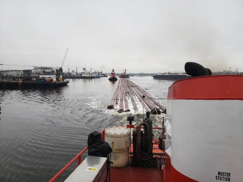 P & L transportiert Baggerausrüstung bei Mayaca Locks. Schlepper Rikki schleppt und Schlepper Heidi zieht nach.