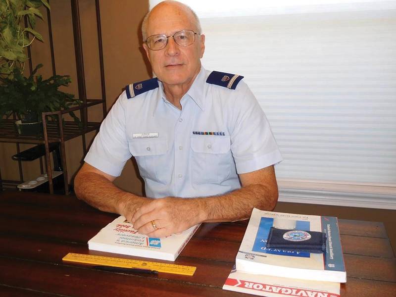 El autor: Dr. Charles Judice, miembro de IEEE y USCG Auxiliary FSO-NS. (Nota: los miembros de USCG Irene Gonin y Lee Luft contribuyeron a este artículo.