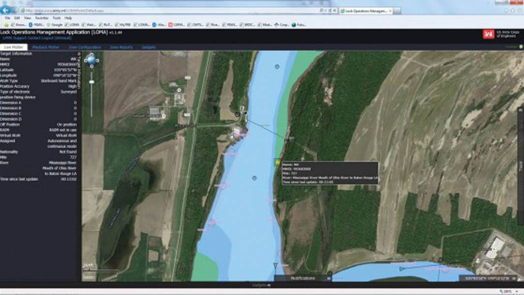 La captura de pantalla anterior muestra la visualización de la ayuda virtual a la navegación establecida en asociación entre la Guardia Costera de los EE. UU. Y el Cuerpo de Ingenieros del Ejército de los EE. UU. En el río Mississippi. La ayuda virtual es importante ya que permite a los navegantes ver un peligro cuando no es posible colocar una ayuda flotante para marcarlo. Imagen del servicio de guardacostas