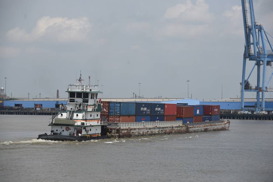 O contêiner Baton Rouge-NOLA em serviço de barcaça / (CREDIT: Port of New Orleans)