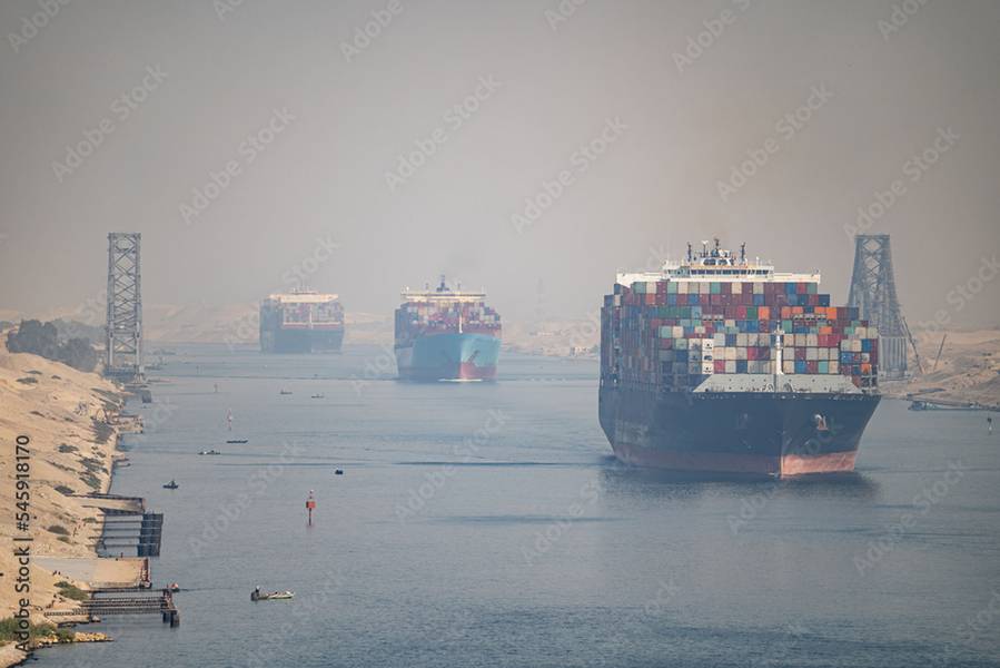 Um desfile de navios de grande calado prossegue no Canal de Suez (c) AdobeStock / Hladchenko Viktor