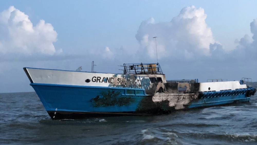 A embarcação de passageiros Grand Sun pegou fogo em Chandeleur Sound, Louisiana, 8 de outubro de 2018. (foto cedida pela Guarda Costeira dos EUA da Estação de Guarda Costeira de Veneza)