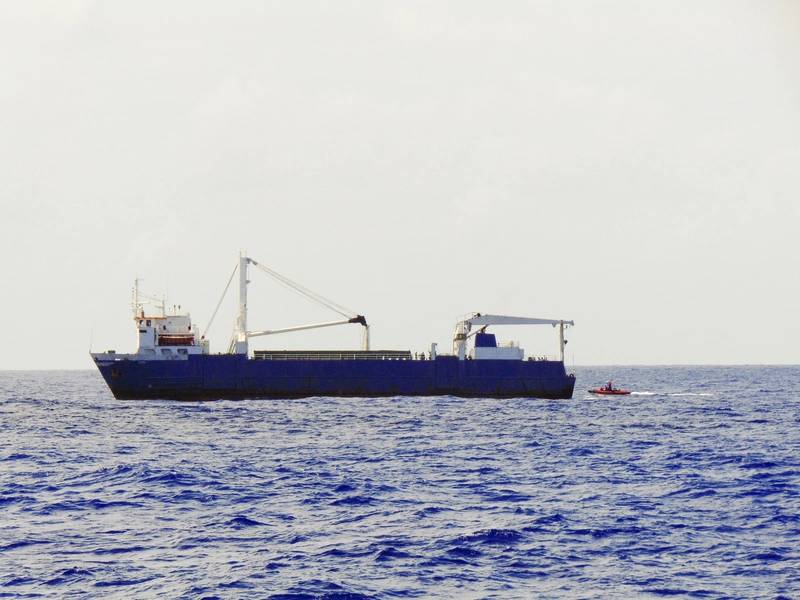 A equipe de pequenos barcos da Guarda Costeira Cutter Confidence chega à Alta para resgatar a tripulação do cargueiro desativado no Oceano Atlântico, em 7 de outubro. (Foto da Guarda Costeira dos EUA por Christopher Domitrovich)