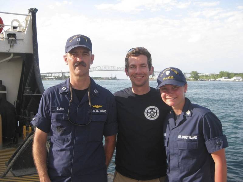 A equipe de projeto do RDC se posiciona na USCGC Hollyhock após a conclusão do teste de protótipo do sistema de mitigação offshore. Da esquerda para a direita, o tenente Charles Clark, Alexander Balsley e a cadet 2 / c Valerie Hines, da Academia da Guarda Costeira.)