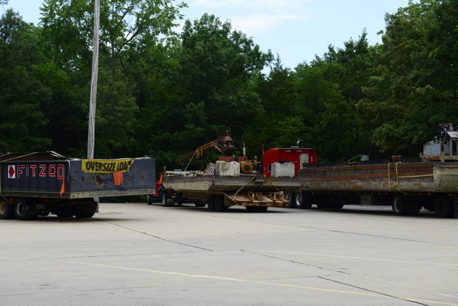 El equipo de rescate que se utilizará para retirar el Stretch Duck 7 comienza a llegar al área de ensayo en Table Rock Lake, cerca de Branson, Missouri, el 22 de julio de 2018. La Guardia Costera supervisará las operaciones de salvamento programadas para comenzar el 23 de julio de 2018. ( Foto de la Guardia Costera de los Estados Unidos por Lora Ratliff)