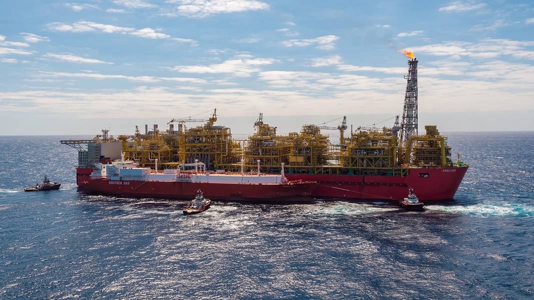 La instalación de Prelude FLNG, con el Knutsen de Valencia atracados de lado a lado (Foto: Shell)