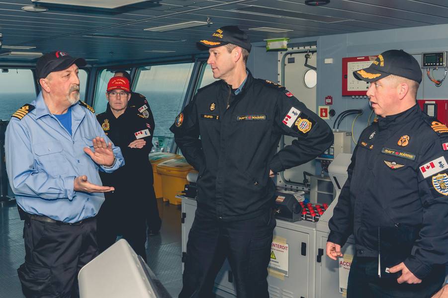 De izquierda a derecha: el capitán Tim Allard, capitán del Astérix; El Comandante Sylvain Belair, Comandante de Sea Training; Comodoro Skjerpen; Comandante de Canadian Fleet Atlantic; y el teniente comandante Walsh en el puente, a bordo del NRU Asterix frente a la costa de Halifax, Nueva Escocia el 12 de enero de 2018. Foto: John Iglesias / Formation Imaging Services)