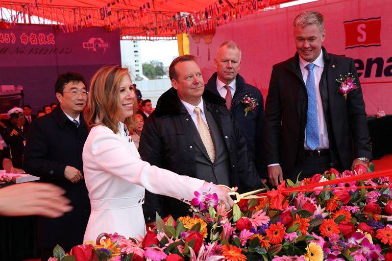 La madrina Jean Mulholland corta la cinta en la ceremonia de nombramiento de Stena Impero (Foto: Stena Bulk)