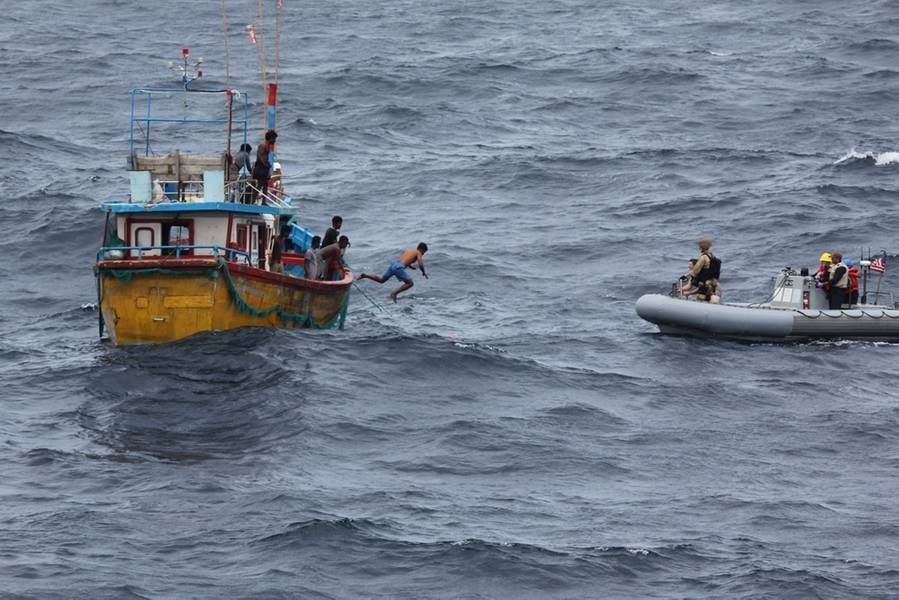 Un pescador de Sri Lanka salta y nada a un bote inflable de casco rígido desde el destructor de misiles guiados USS Decatur (DDG 73) clase Arleigh Burke después de que el barco se detuvo para prestar asistencia a un barco pesquero varado. (Foto de la Marina de los Estados Unidos)