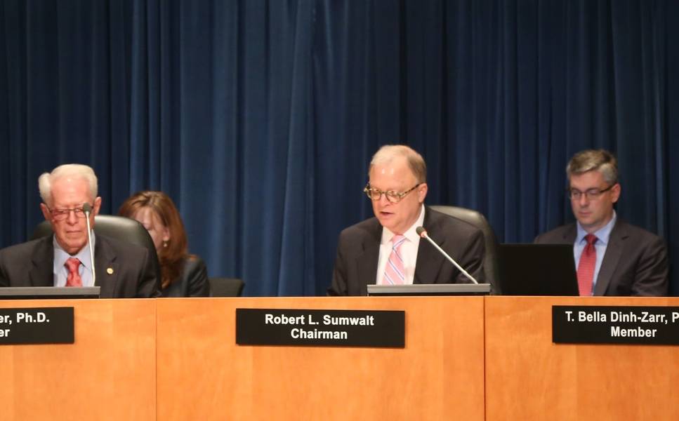 El presidente de NTSB, Robert L. Sumwalt, durante la reunión de la junta del martes sobre el incendio de 2016 a bordo del Caribbean Fantasy. (Foto de NTSB por Eric Weiss)