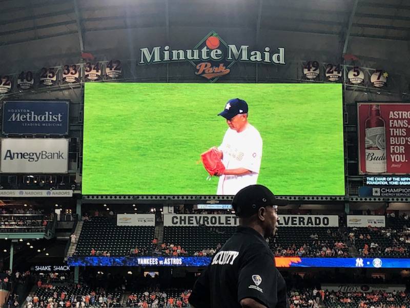 El presidente de Nippon Foundation, Yōhei Sasakawa, entrega el primer lanzamiento del juego MLB de los Astros de Houston en el Minute Maid Park en Houston, TX. (Imagen: Rob Howard / MarineLink.com)