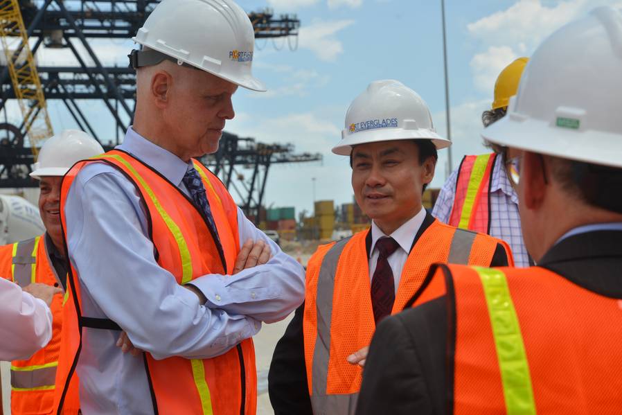 El presidente ejecutivo de Port Everglades, Steven Cernak, y el presidente de ZPMC, Zhu Lianyu, hablan sobre el progreso de las mejoras en la infraestructura ferroviaria de grúas que ya está en marcha en los muelles de Southport. Crédito de la foto: Port Everglades del condado de Broward