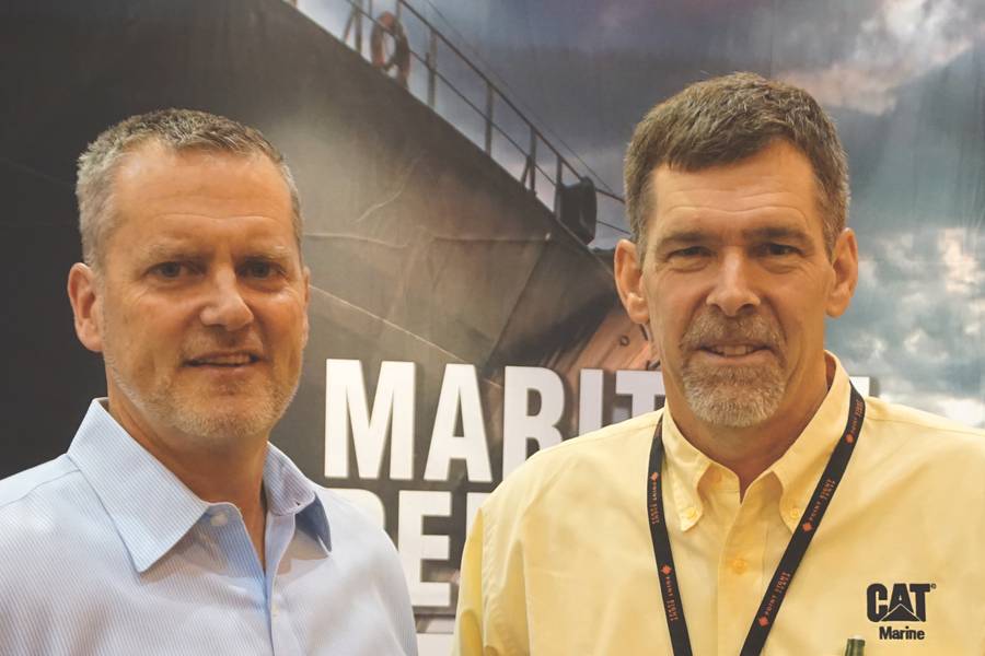 TE "Dra" Wiersema (à direita), Gerente de Produto, Caterpillar Marine, falou com Greg Trauthwein (à esquerda) para o Maritime Reporter TV em Nova Orleans no que diz respeito ao novo otimizador multi-motor da Caterpillar (MEO). (Foto: Eric Haun)