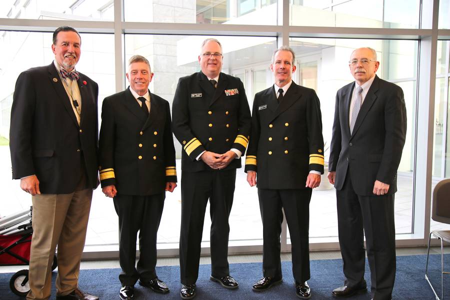 O "Painel do Presidente" ajudou a encerrar ontem o 10º Simpósio Anual de Riscos Marítimos. (L para R); Eric Johansson, SUNY Maritime; RADM Michael E. Fossum, Superintendente, Texas A&M Maritime Academy; RADM Michael Alfultis, Presidente, SUNY Maritime College; RADM Francis X. McDonald, Presidente da Academia Marítima de Massachusetts, e moderador RADM Fred Rosa (USCG, aposentado), Johns Hopkins APL. (Foto: SUNY Maritime)