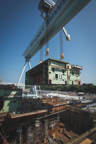 La sección de popa entre la bahía del hangar y la plataforma de vuelo se colocó recientemente en el portaaviones John F. Kennedy (CVN 79). La unidad de 905 toneladas métricas es una de las más pesadas que se moverá durante la construcción del barco. (Foto por Ashley Cowan / HII)