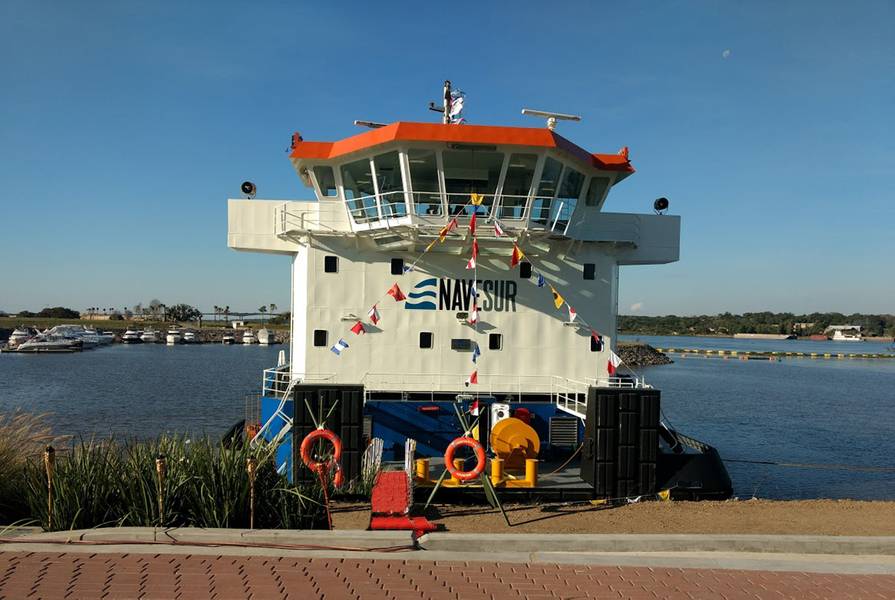 O tapete vermelho estava fora para visitantes a bordo na cerimônia de inauguração do Tebicuary 3. Foto: Cummins / Haig-Brown